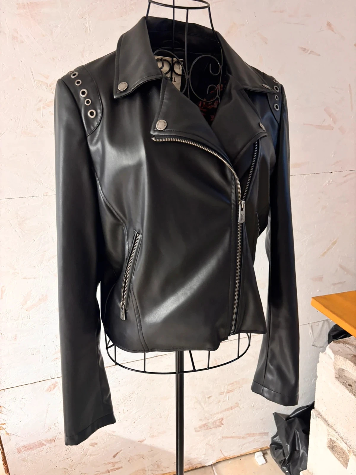 Zwarte faux lederen perfecte jas met bloemvoering Kaporal (Model Torid) Maat M (38) – photo 2